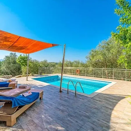 Gianoulaiika Sleeps 4 Pool Air Con Wifi * Gianouleika