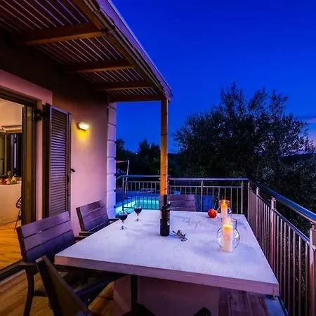 Gianoulaiika Sleeps 4 Pool Air Con Wifi * Gianouleika